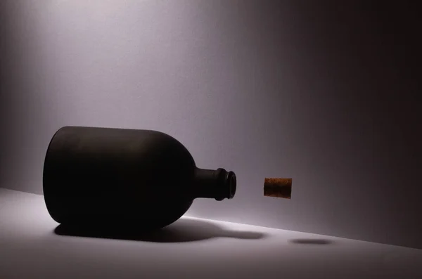 Luxus Schwarzes Glas Rum Auf Weißem Hintergrund Schwebender Korkstopfen — Stockfoto