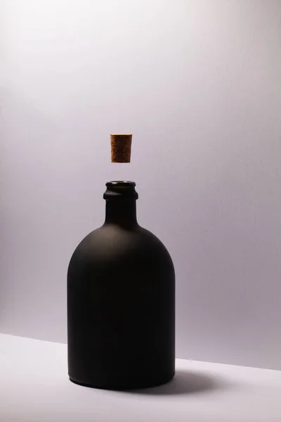 Luxo Vidro Preto Rum Fundo Branco Rolha Cortiça Levitante — Fotografia de Stock