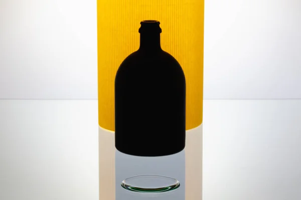 Luxury Black Glass Rum Fundal Galben — Fotografie, imagine de stoc