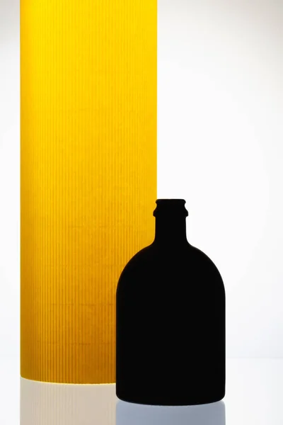 Luxus Fekete Pohár Rum Sárga Háttér — Stock Fotó