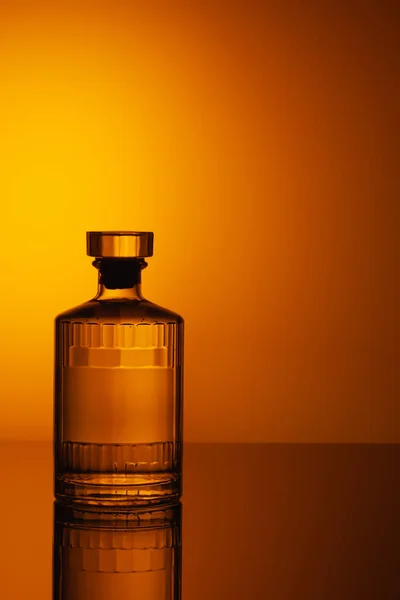 Luxus Weißes Glas Gin Auf Dem Glastisch — Stockfoto