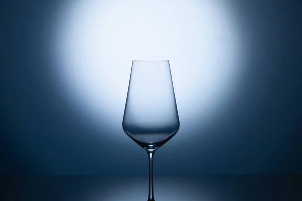Leeg Wijnglas Een Blauwe Schone Achtergrond Leeg Drinkbaar Doorzichtig Wijnglas — Stockfoto