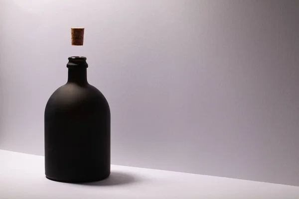 Luxo Vidro Preto Rum Fundo Branco — Fotografia de Stock