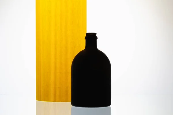 Luxo Vidro Preto Rum Fundo Amarelo — Fotografia de Stock