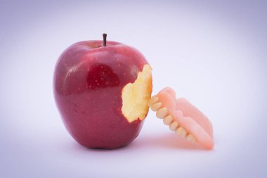 Diş protezleri elma ile buluşuyor