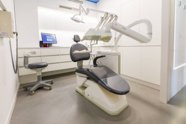 Kabine bir diş kliniğinde diş sandalye ile