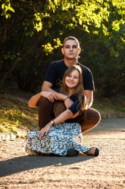 hangi yolun parkta oturan kız sarılma erkek