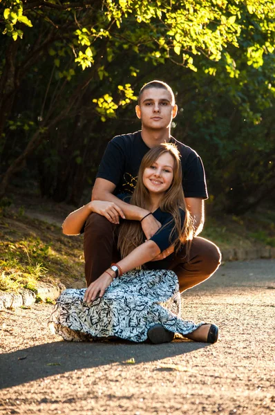 hangi yolun parkta oturan kız sarılma erkek