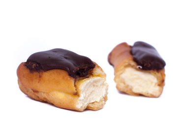 Pasta Pasta krema üzerine beyaz izole yarısında kırık