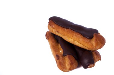 Beyaz izole tatlı üç çikolata eklerleri. Geleneksel Fransız pastaları choux hamur pişmiş bir krem ile dolu