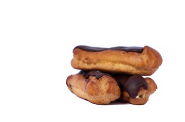Beyaz izole tatlı üç çikolata eklerleri. Geleneksel Fransız pastaları choux hamur pişmiş bir krem ile dolu
