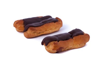 Beyaz izole tatlı üç çikolata eklerleri. Geleneksel Fransız pastaları choux hamur pişmiş bir krem ile dolu