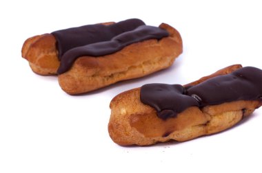 Beyaz izole tatlı üç çikolata eklerleri. Geleneksel Fransız pastaları choux hamur pişmiş bir krem ile dolu