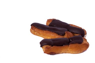 Beyaz izole tatlı üç çikolata eklerleri. Geleneksel Fransız pastaları choux hamur pişmiş bir krem ile dolu