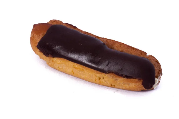 Süße Schokolade eclairs isoliert auf weiß. traditionelle französische Kuchen aus Choux-Teig mit einer Creme gefüllt zubereitet — Stockfoto