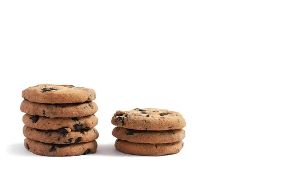 Печенье с шоколадом нагромождены в две пачки по пять и три на белом фоне — стоковое фото