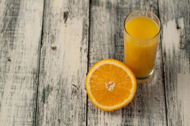 Turuncu meyve kesme ve ahşap masa arka plan üzerine portakal suyu,