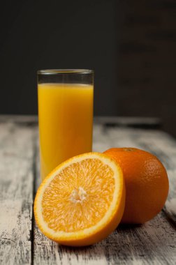Turuncu meyve kesme ve ahşap masa arka plan üzerine portakal suyu,