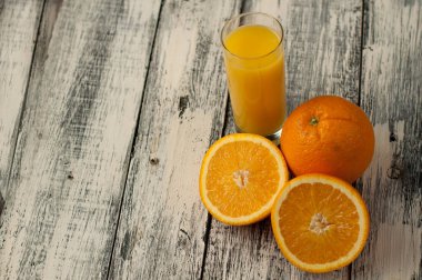 Turuncu meyve kesme ve ahşap masa arka plan üzerine portakal suyu,