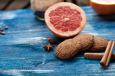 greyfurt, tarçın, yulaf ezmeli kurabiye vintage koyu mavi ahşap arka plan üzerinde