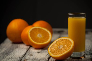 Turuncu meyve kesme ve ahşap masa arka plan üzerine portakal suyu,