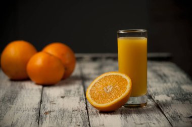 Turuncu meyve kesme ve ahşap masa arka plan üzerine portakal suyu,