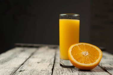 Turuncu meyve kesme ve ahşap masa arka plan üzerine portakal suyu,