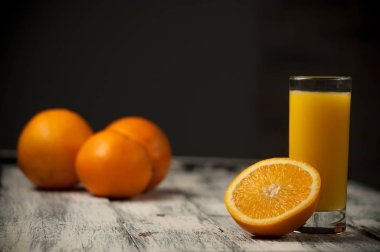Turuncu meyve kesme ve ahşap masa arka plan üzerine portakal suyu,