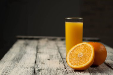 Turuncu meyve kesme ve ahşap masa arka plan üzerine portakal suyu,