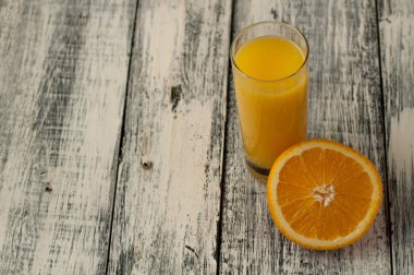 Turuncu meyve kesme ve ahşap masa arka plan üzerine portakal suyu,