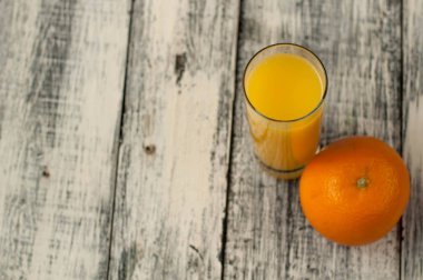 Turuncu meyve kesme ve ahşap masa arka plan üzerine portakal suyu,