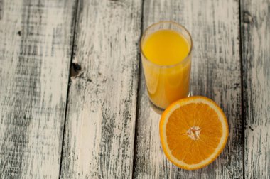 Turuncu meyve kesme ve ahşap masa arka plan üzerine portakal suyu,