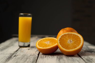 Turuncu meyve kesme ve ahşap masa arka plan üzerine portakal suyu,