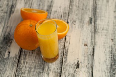 Turuncu meyve kesme ve ahşap masa arka plan üzerine portakal suyu,