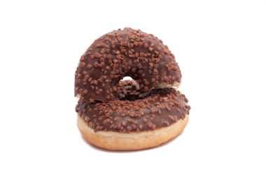 İki çikolatalı çörek yarısı kırık