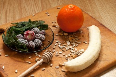 muz, portakal, dondurulmuş çilek böğürtlen ve tohum canlı smoothie maddeler arka planda