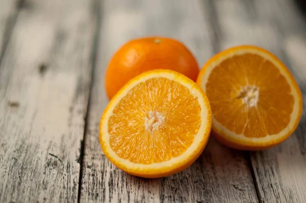 Fruta laranja em fundo de mesa de madeira, close-up, horizontal — Fotografia de Stock