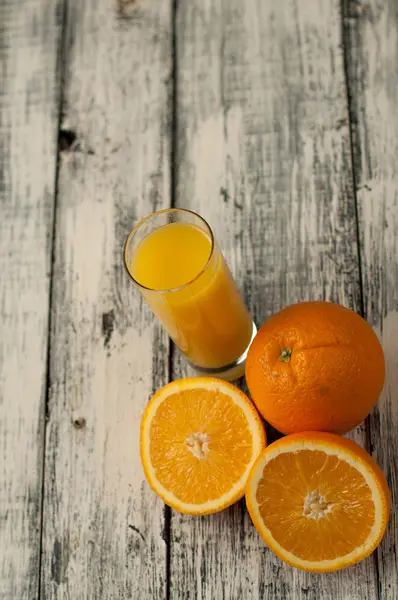 Turuncu meyve kesme ve ahşap masa arka plan üzerine portakal suyu,
