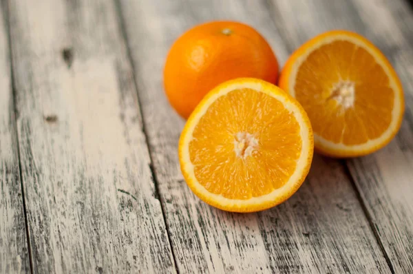 Fruta laranja em fundo de mesa de madeira, close-up, horizontal — Fotografia de Stock