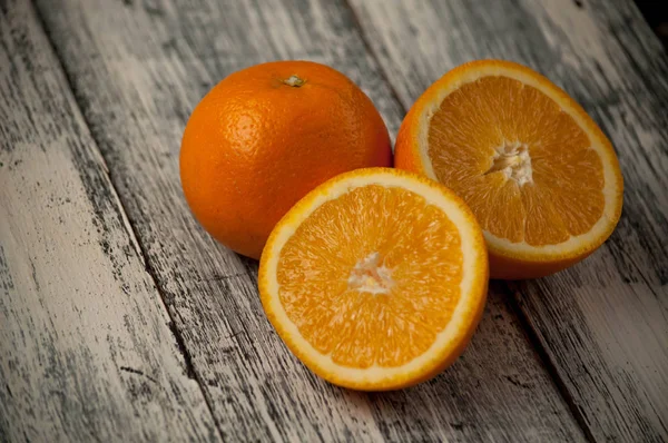 Fruta laranja em fundo de mesa de madeira, close-up, horizontal — Fotografia de Stock