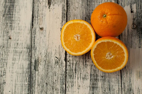 Laranja corte de frutas e suco de laranja no fundo da mesa de madeira , — Fotografia de Stock