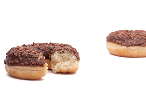 Два шоколадних пончика розбиті наполовину — стокове фото