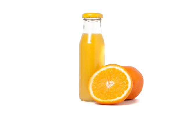 Elszigetelt ital. Narancslé és narancslé fehér alapon izolált szeletei — Stock Fotó