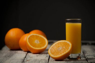 Turuncu meyve kesme ve ahşap masa arka plan üzerine portakal suyu,