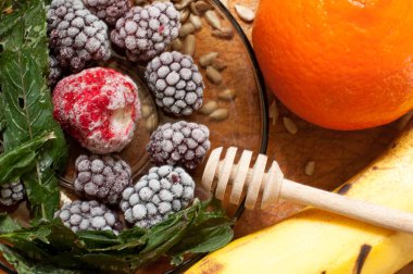 muz, portakal, dondurulmuş çilek böğürtlen ve tohum canlı smoothie maddeler arka planda