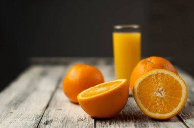Turuncu meyve kesme ve ahşap masa arka plan üzerine portakal suyu,