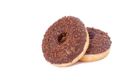 İki çikolatalı donuts ile sprinkles. Beyaz bir arka plan üzerinde izole