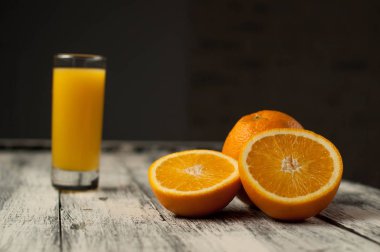 Turuncu meyve kesme ve ahşap masa arka plan üzerine portakal suyu,