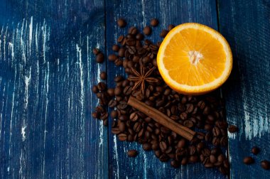 Portakal Aromalı kompozisyon, koyu mavi zemin üzerine tarçın ve kahve fasulye. Üstten Görünüm