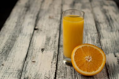 Turuncu meyve kesme ve ahşap masa arka plan üzerine portakal suyu,